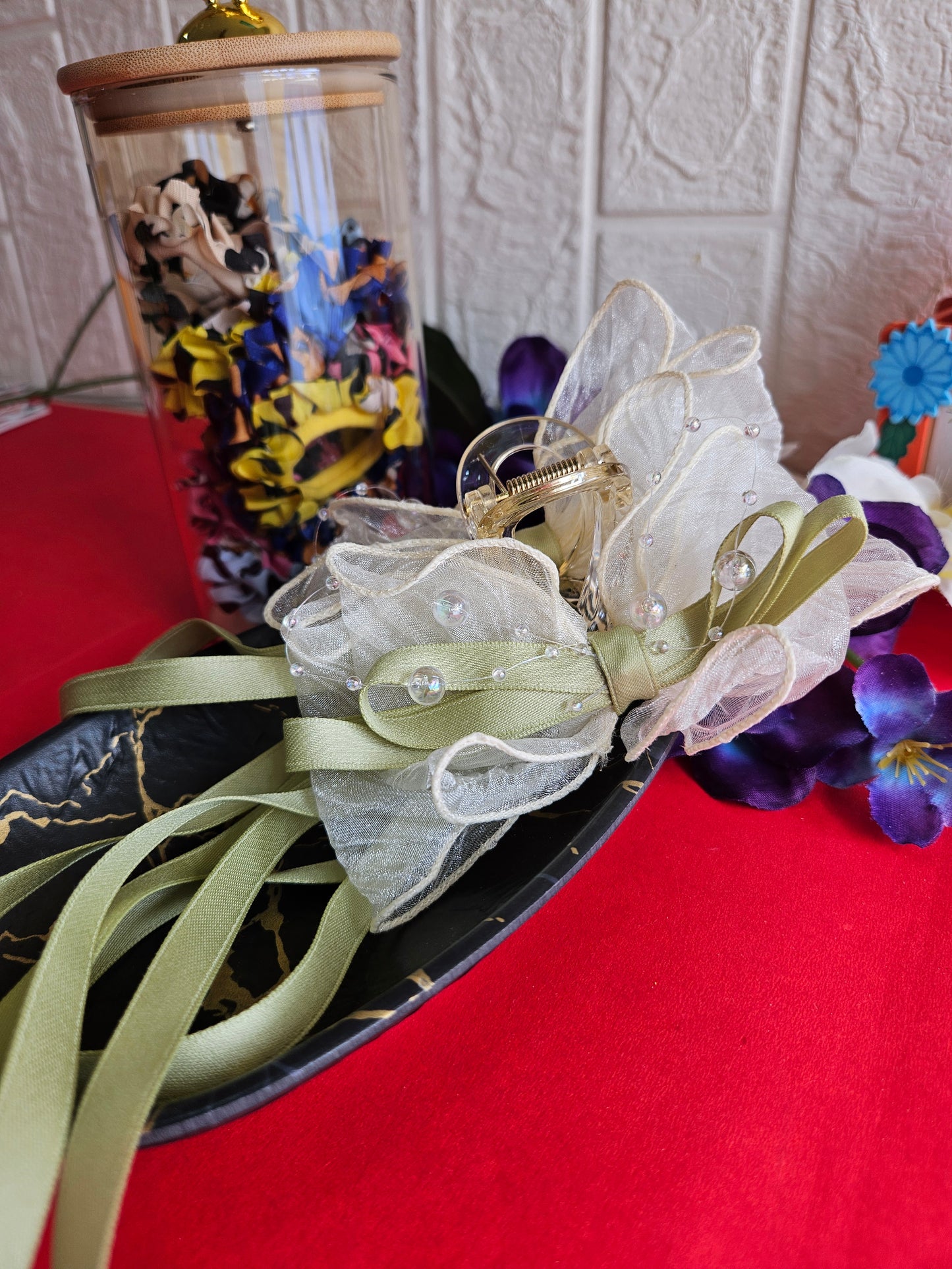 Bow jumbo hanging claw