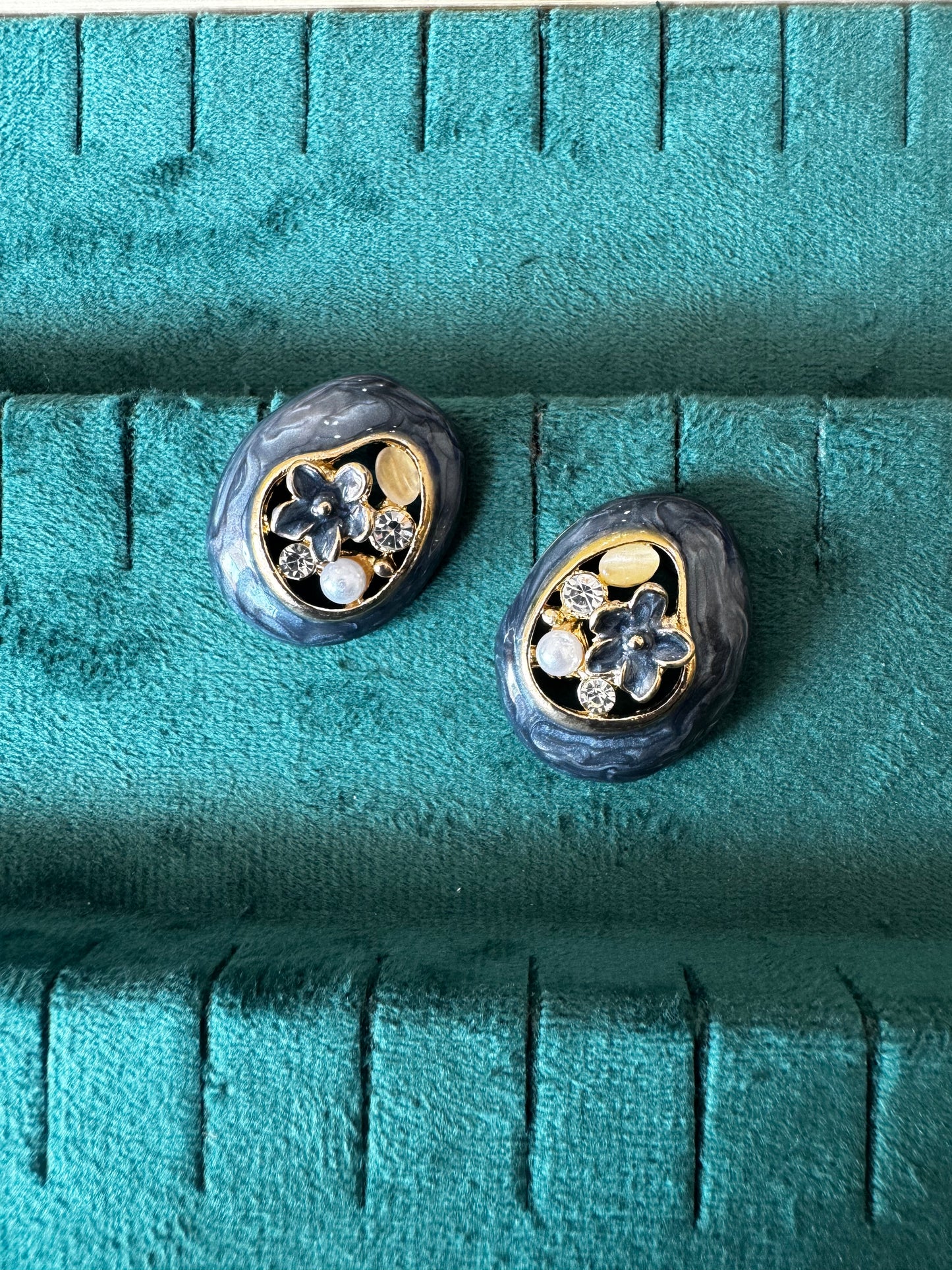 Oval flower studs