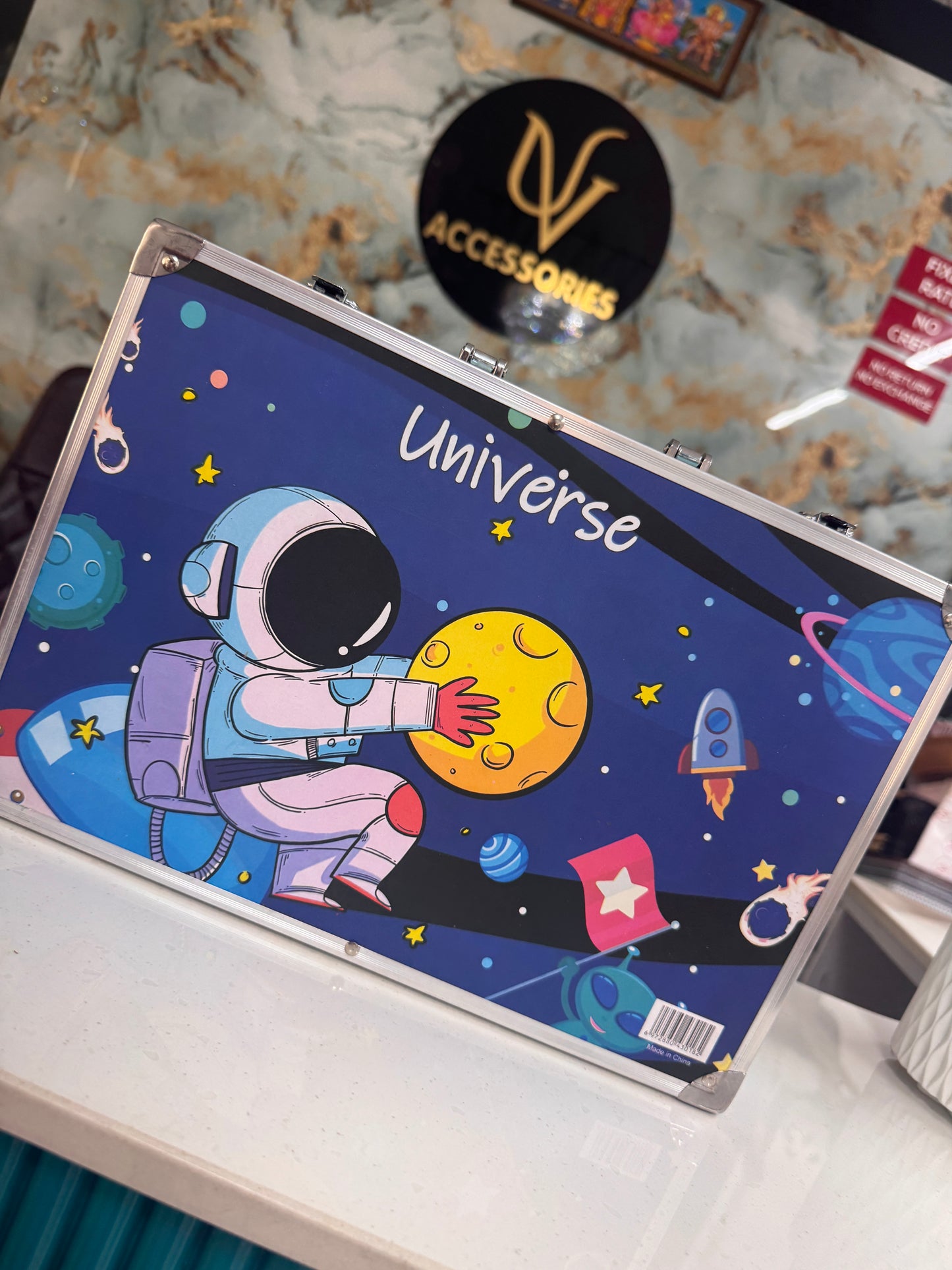 Colouring suitcase