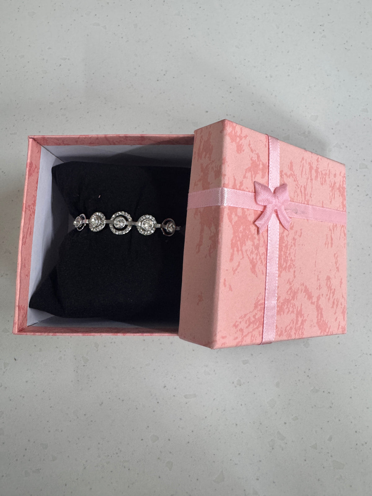 Round halo link tennis bracelet kada