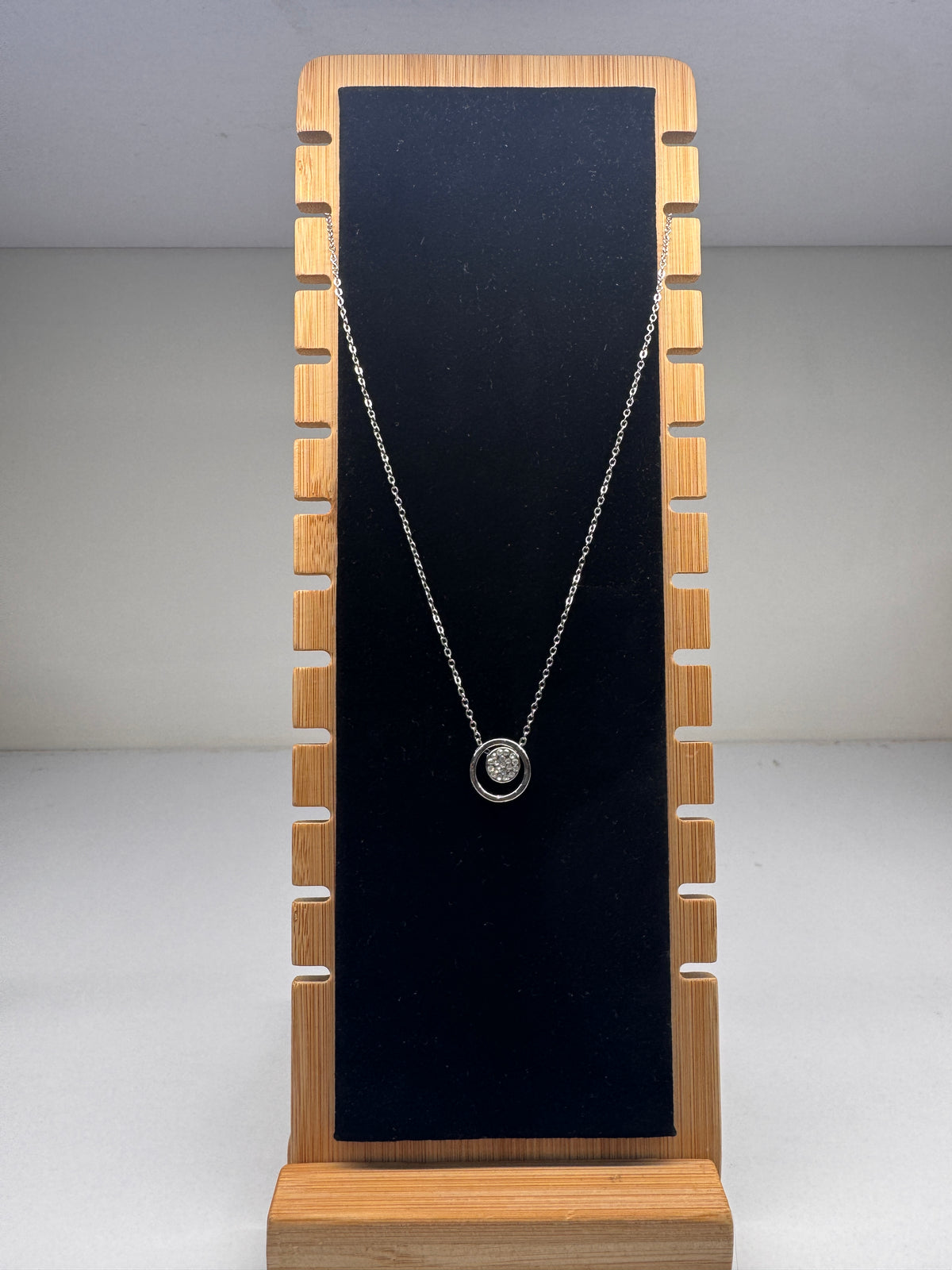Round solitaire pendant necklace