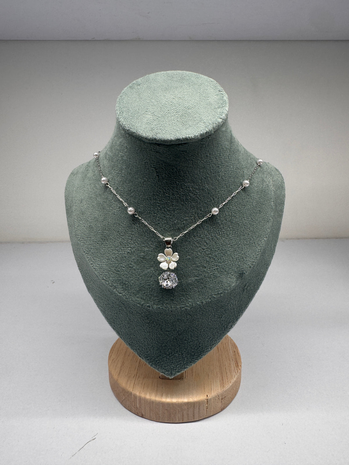 Silver flower pendant necklace
