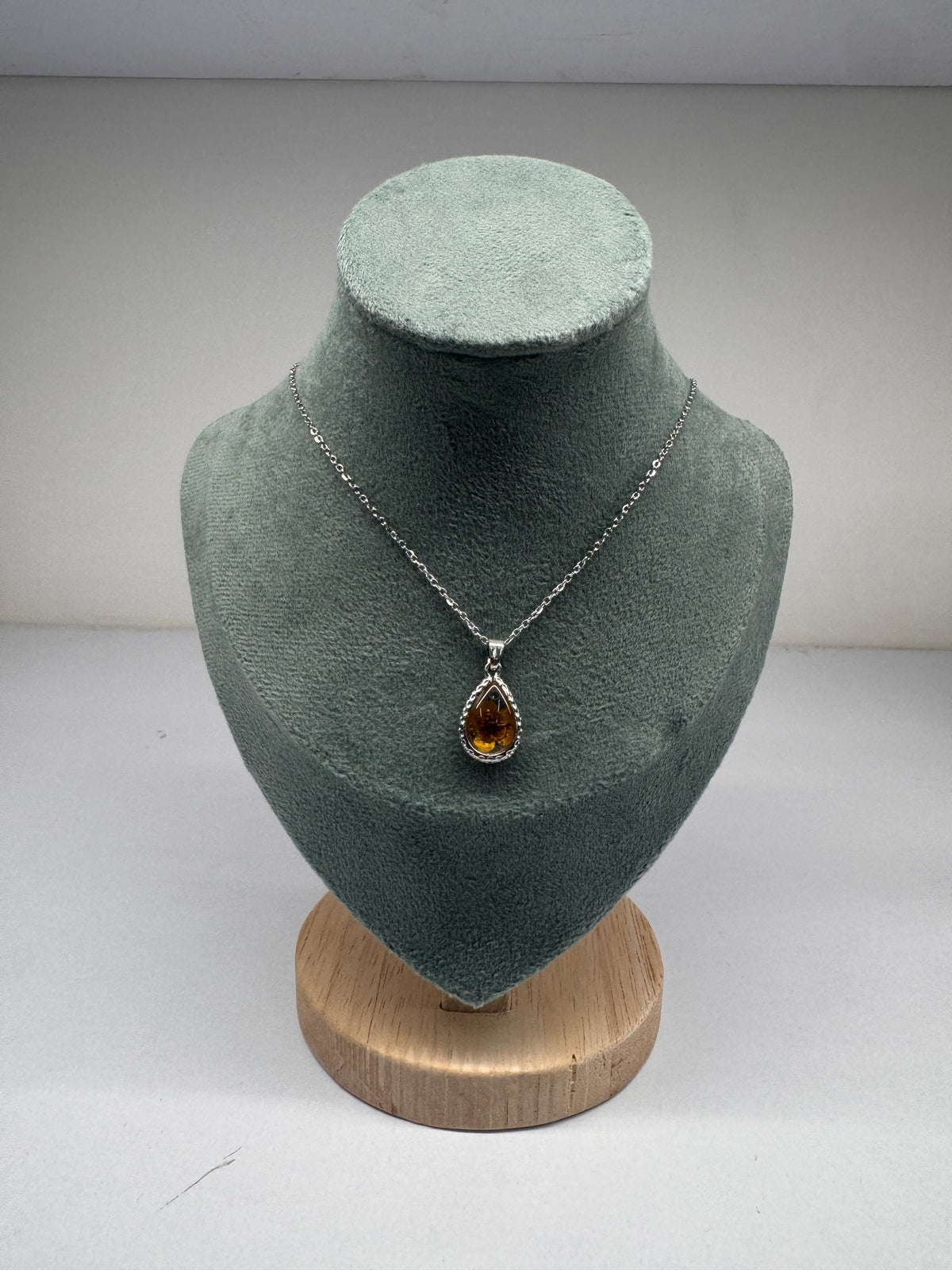 Teardrop pendant necklace
