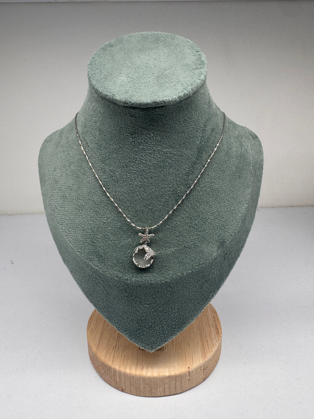 Star fish pendant necklace