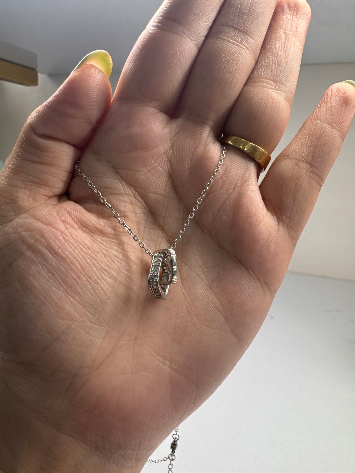 Interlocking circle necklace