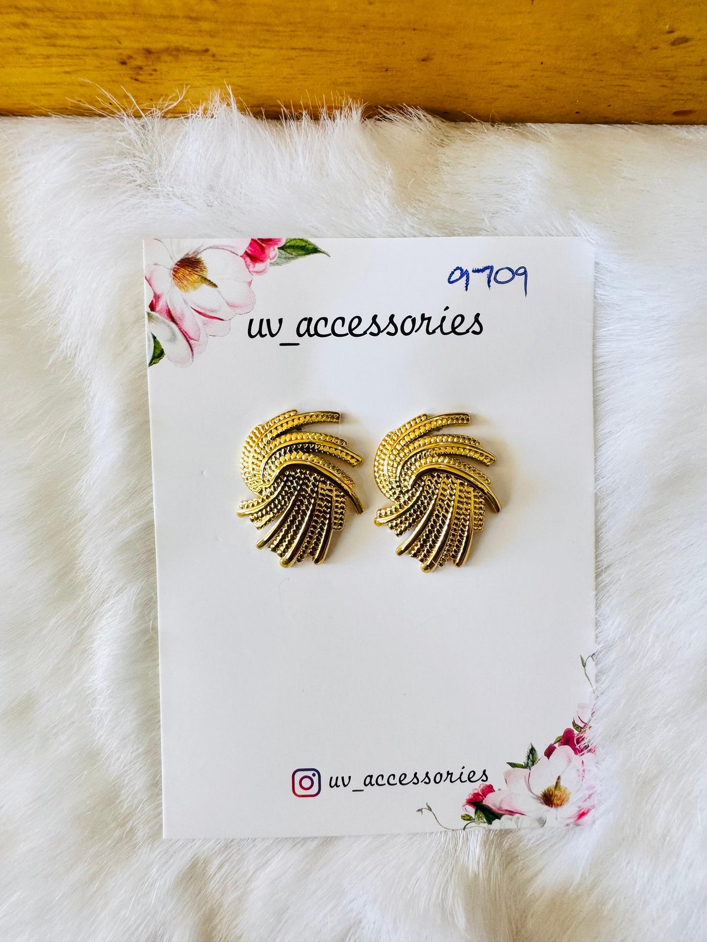 Gold studs anti tarnish