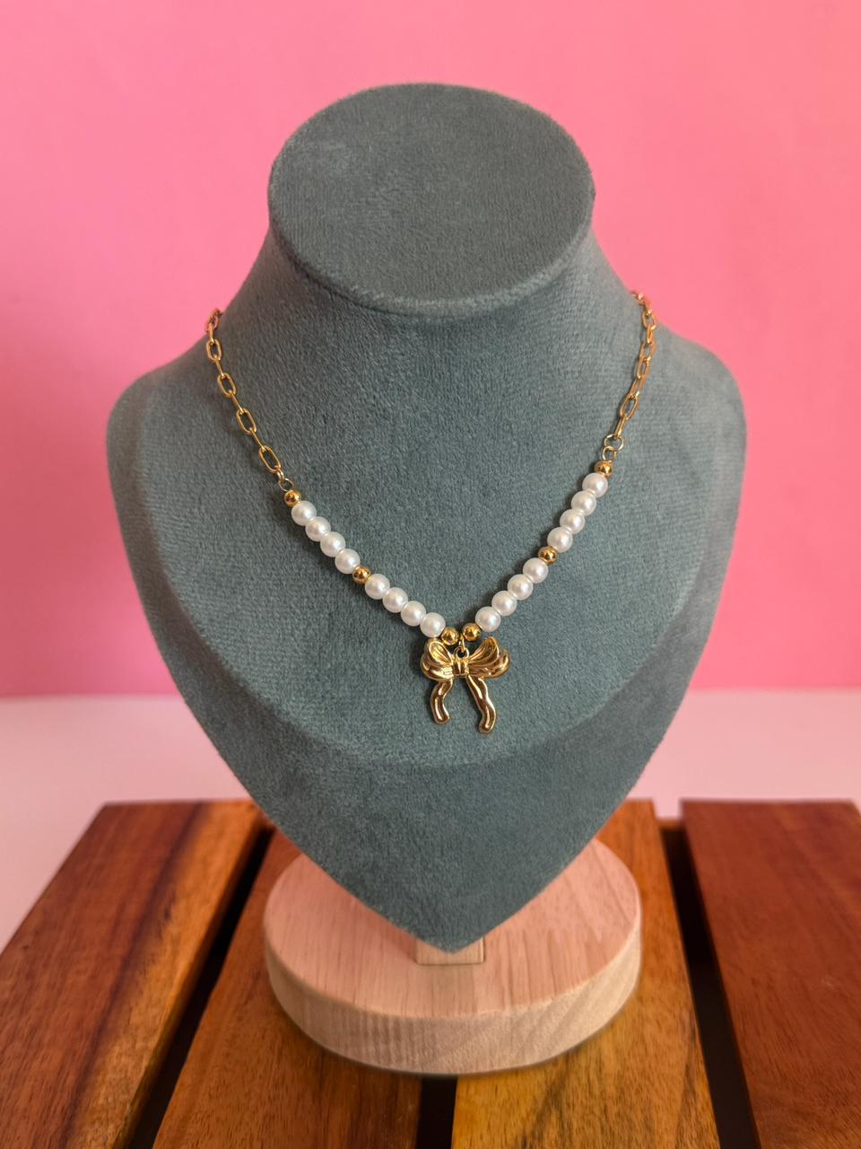 Pearl bow necklace