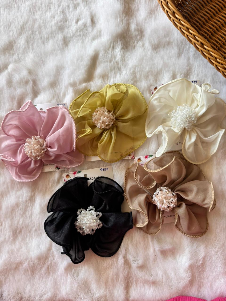 Stone flower satin clips