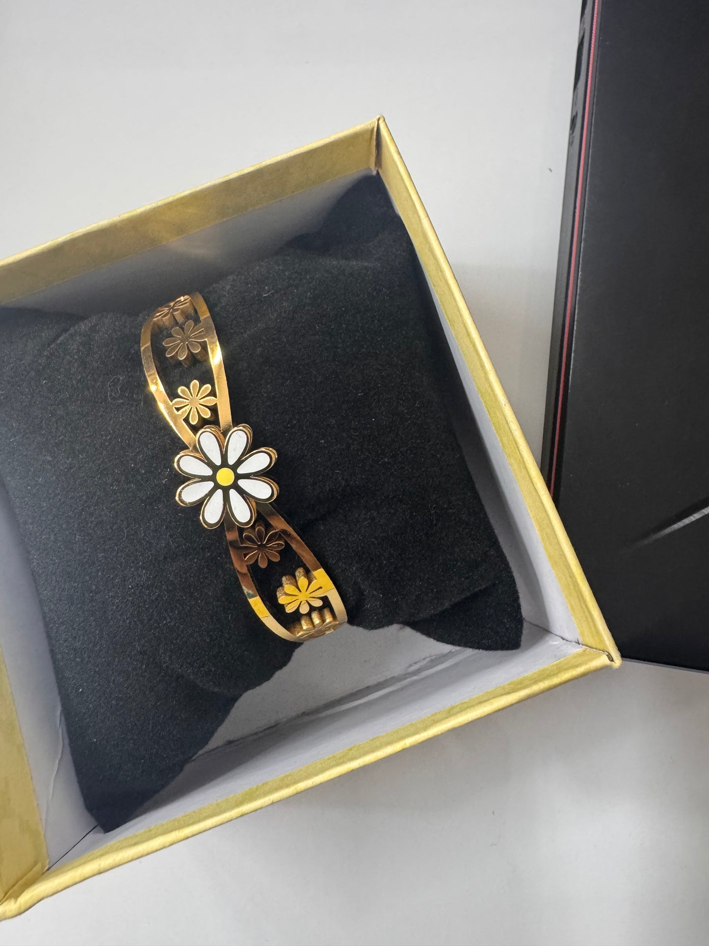 Flower kada