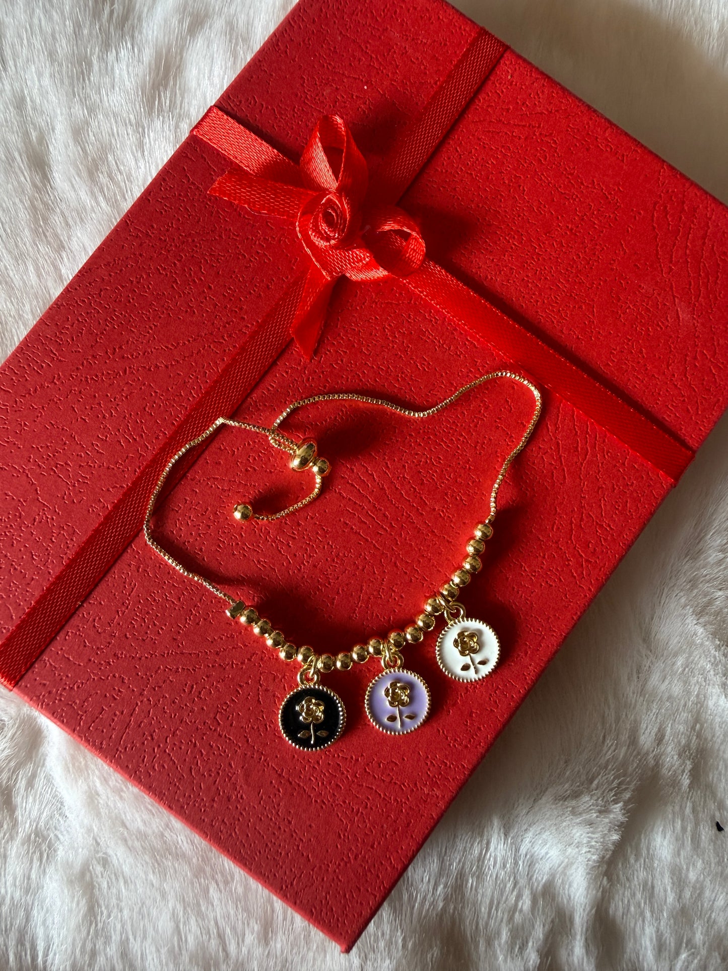 Adjustable anti tarnish charms bracelet