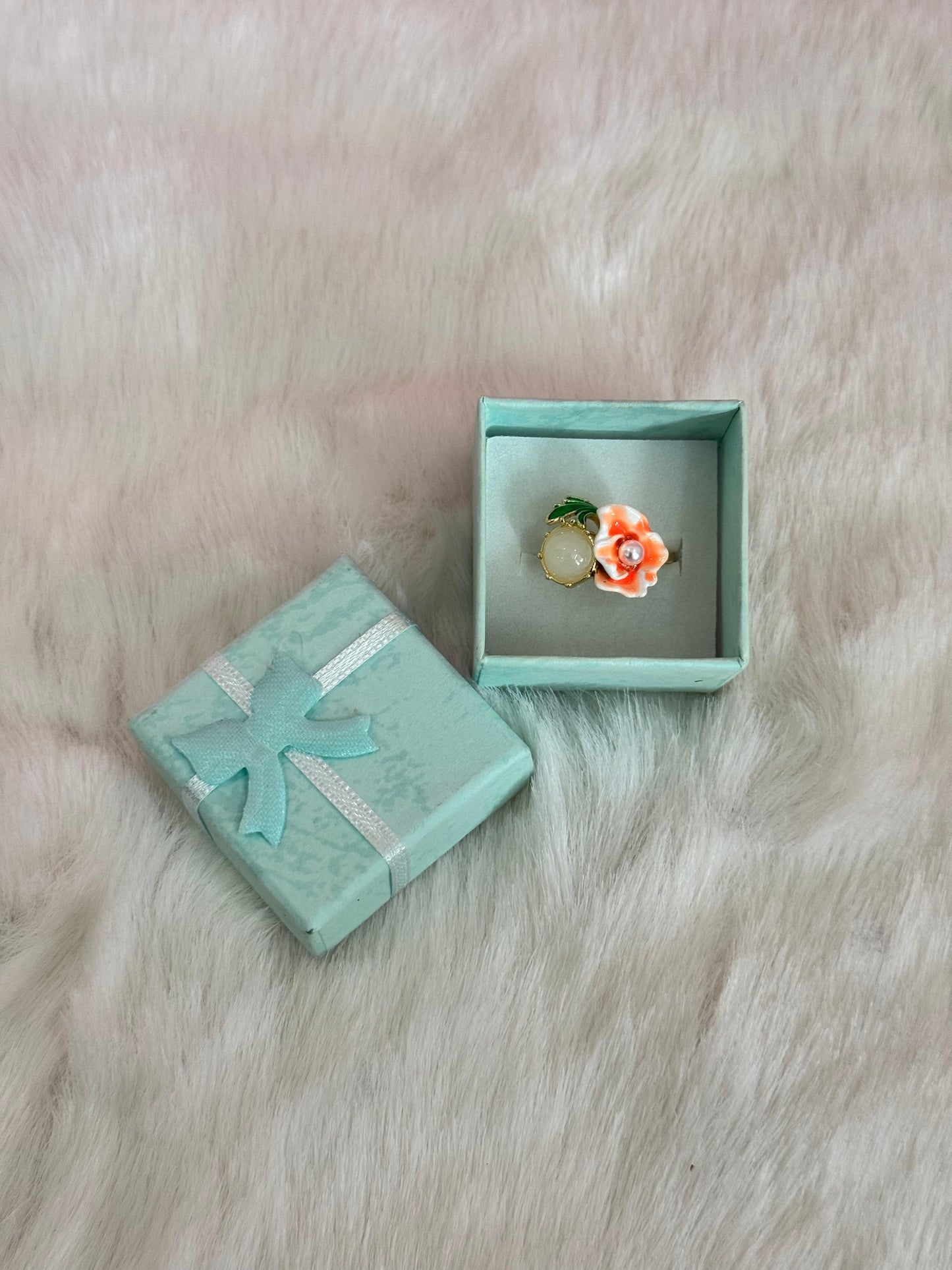 Exclusive gem flower ring