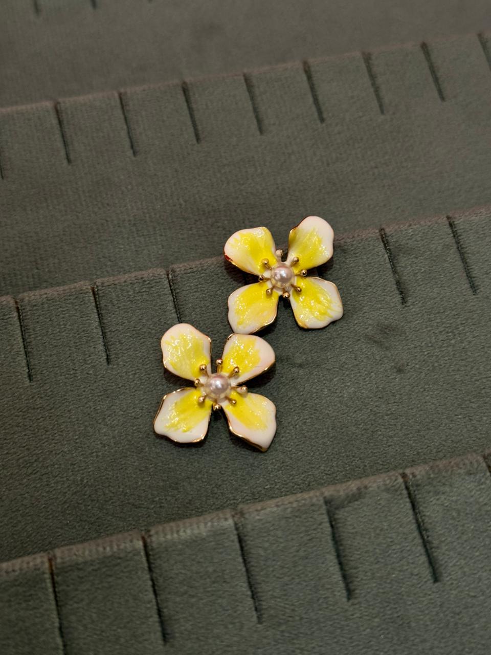 Yellowish white flower studs