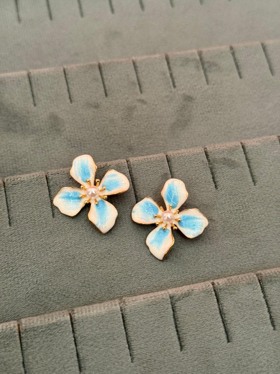 Blusih white flower studs