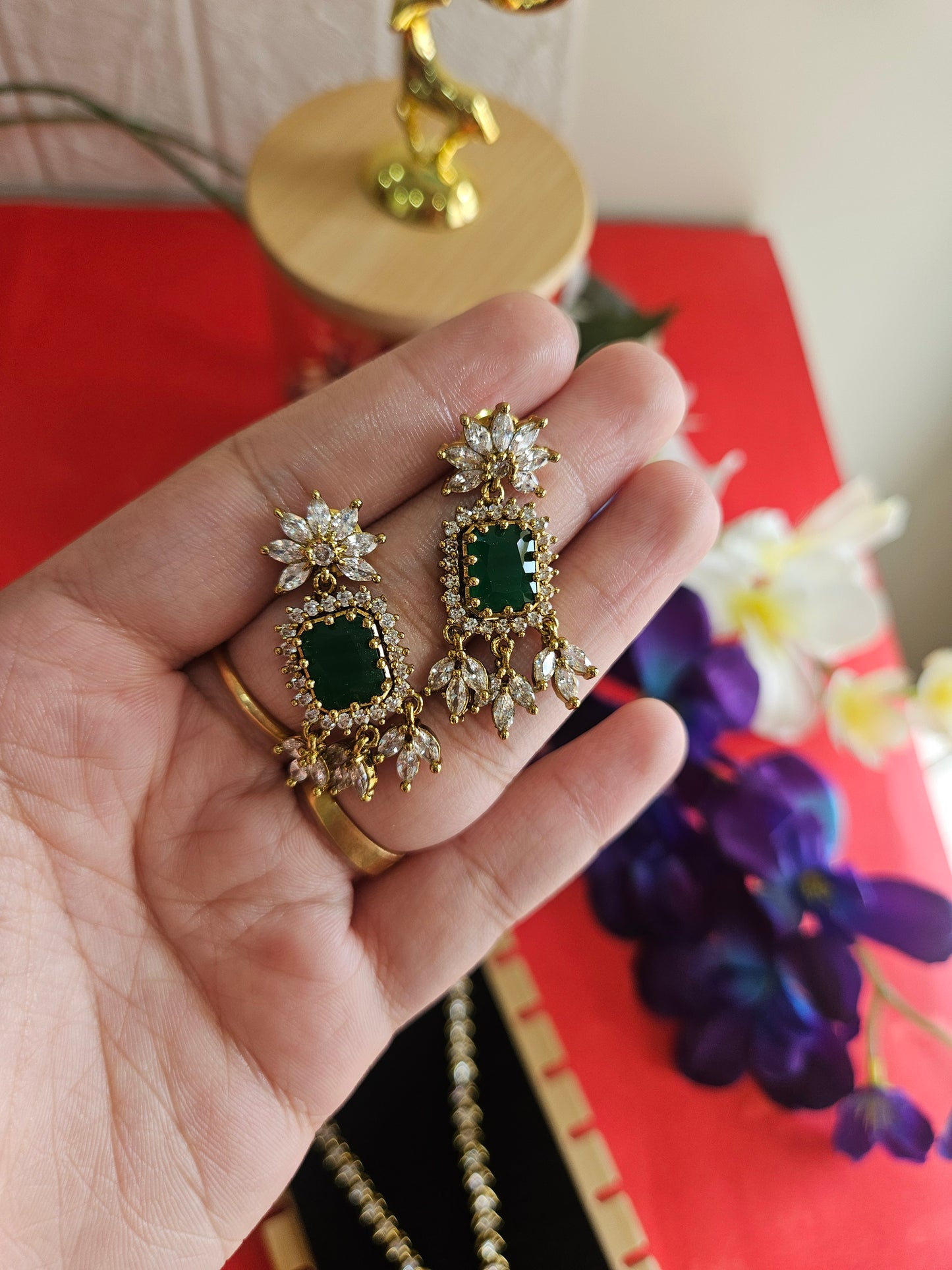 Emerald diamond neck set