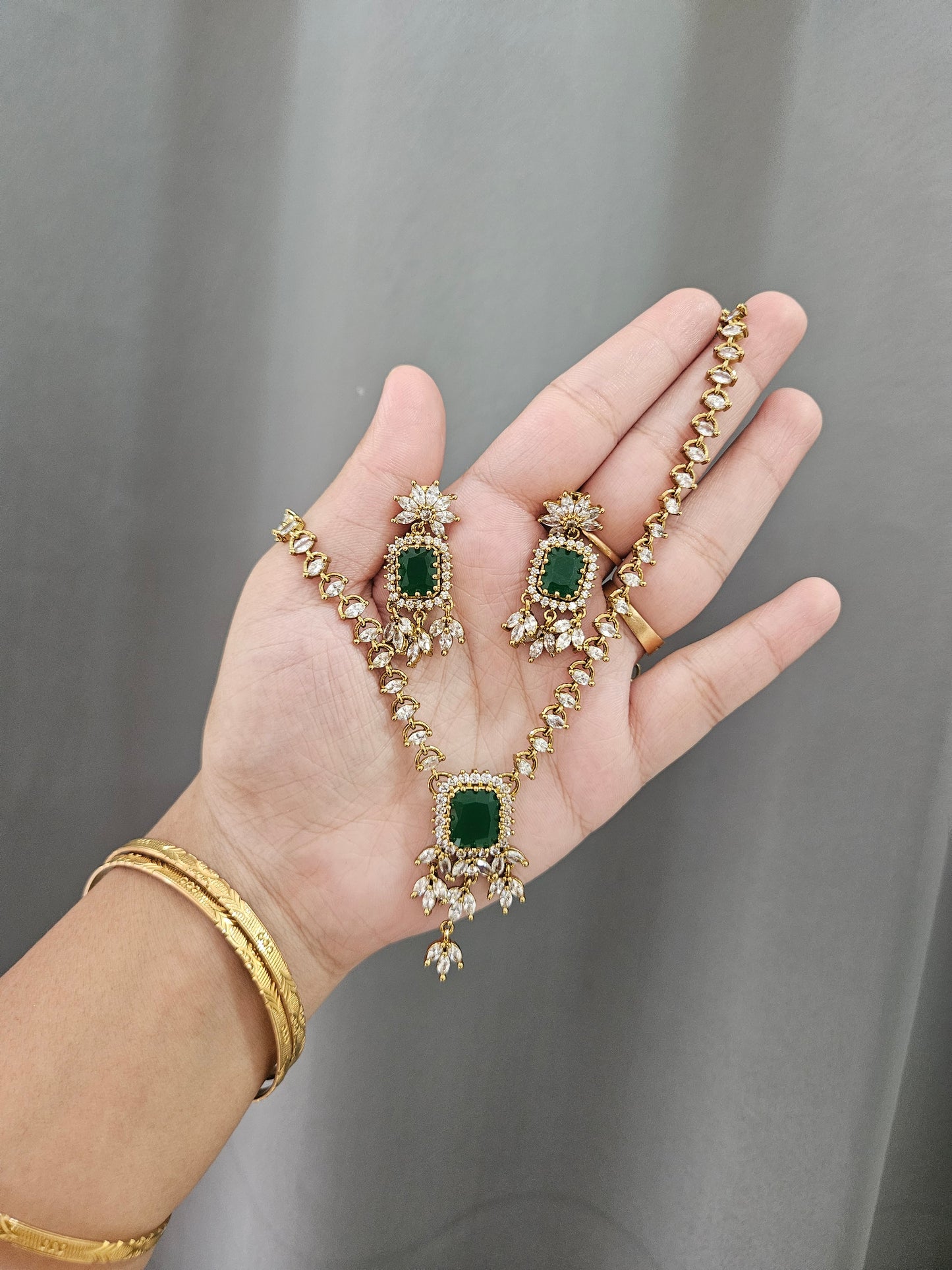 Emerald diamond neck set