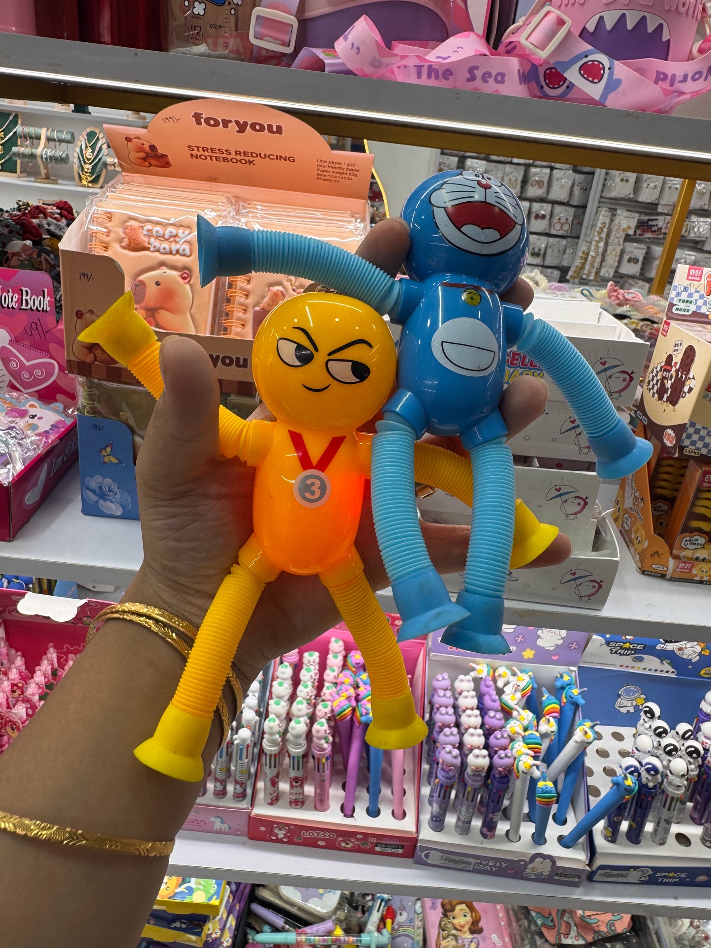 Expand and attachable toy keychain
