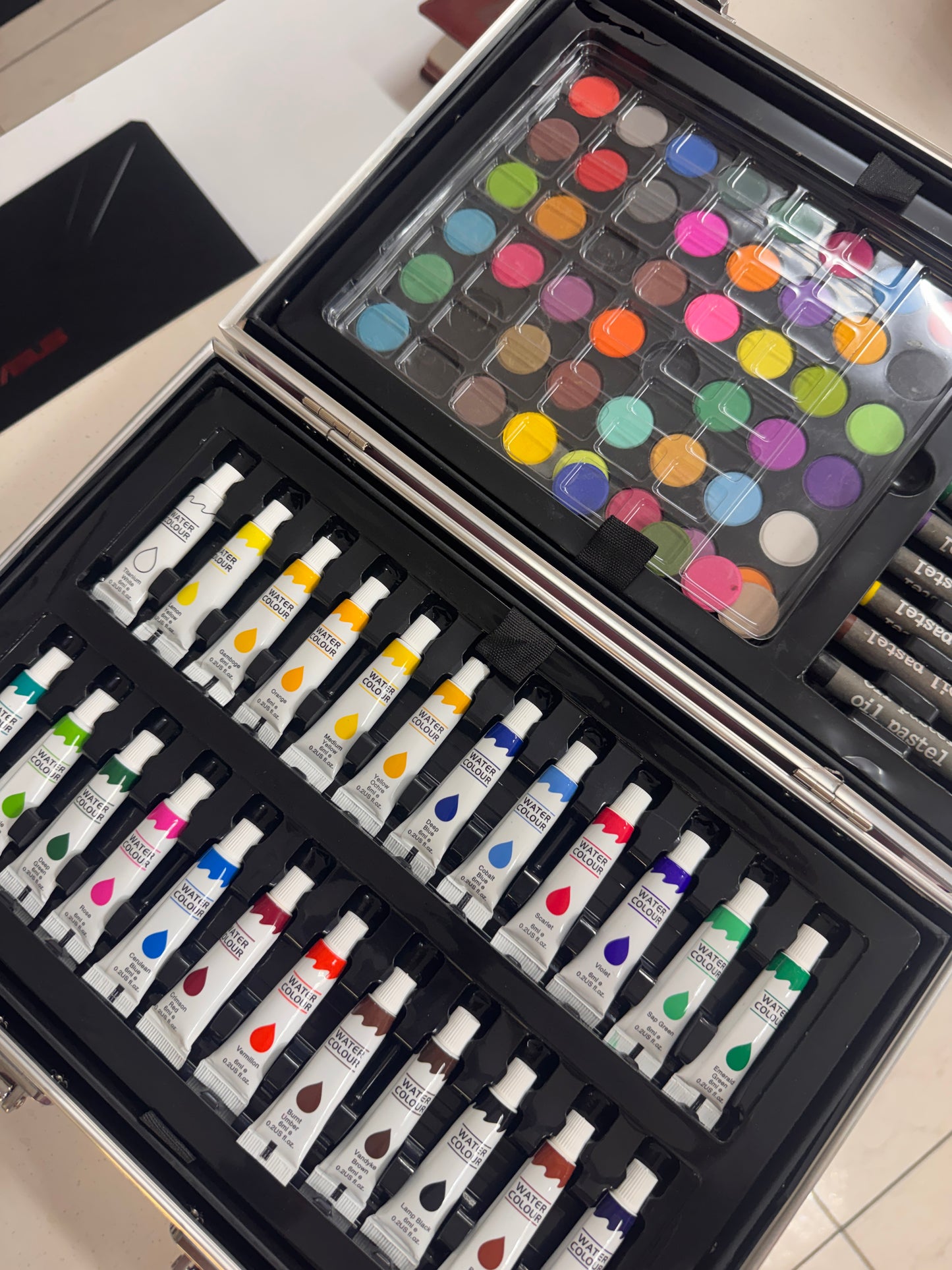 Colouring suitcase