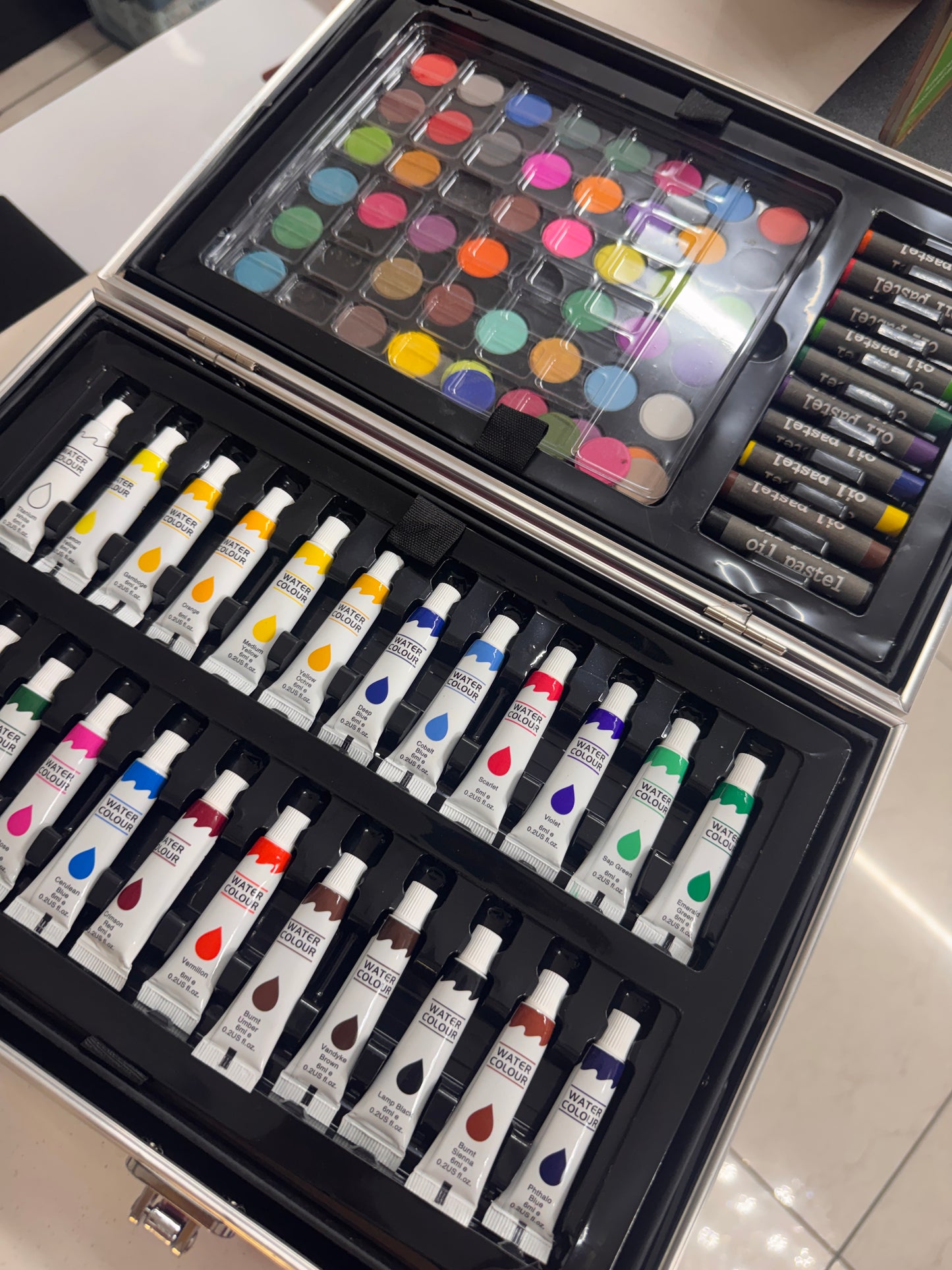 Colouring suitcase