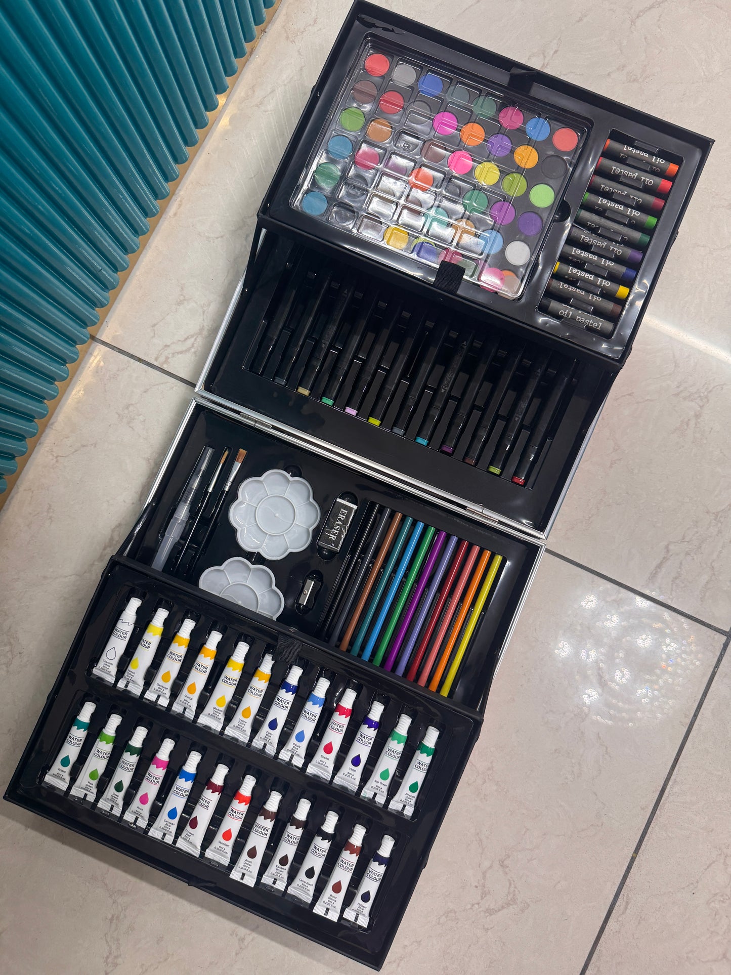 Colouring suitcase