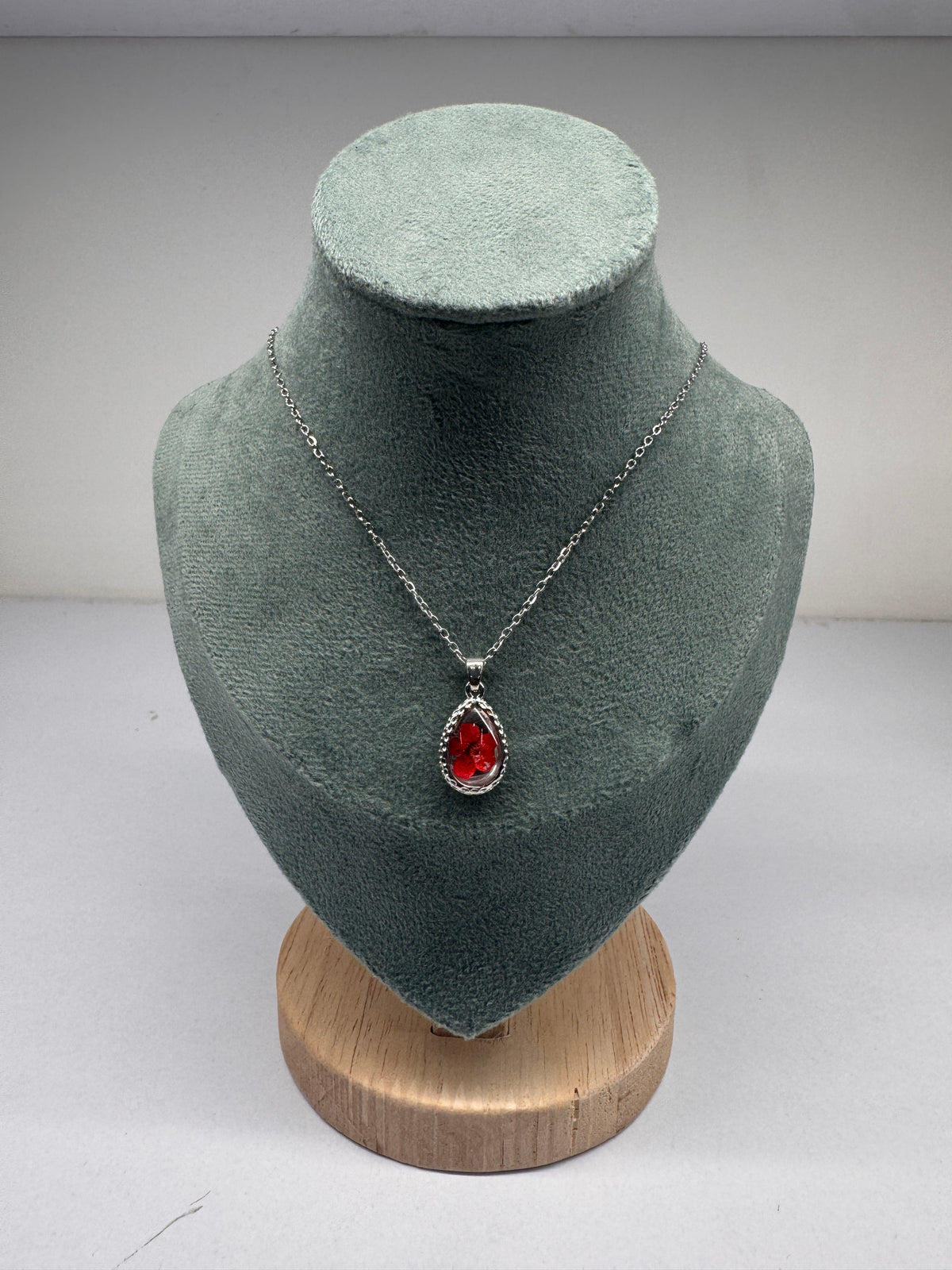 Teardrop pendant necklace