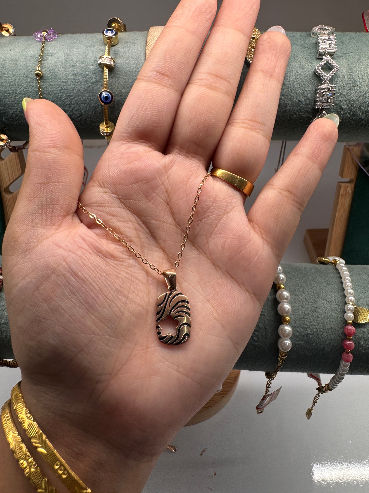 Abstract wave-textured pendant necklace