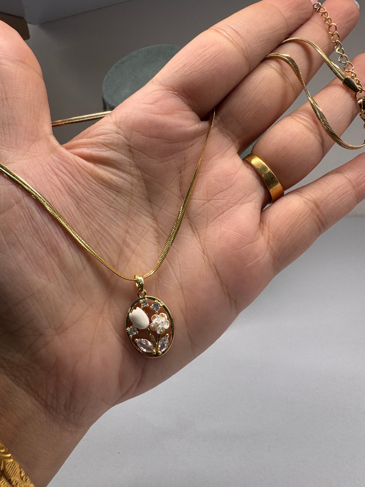 Pearly tulip oval floral pendant necklace
