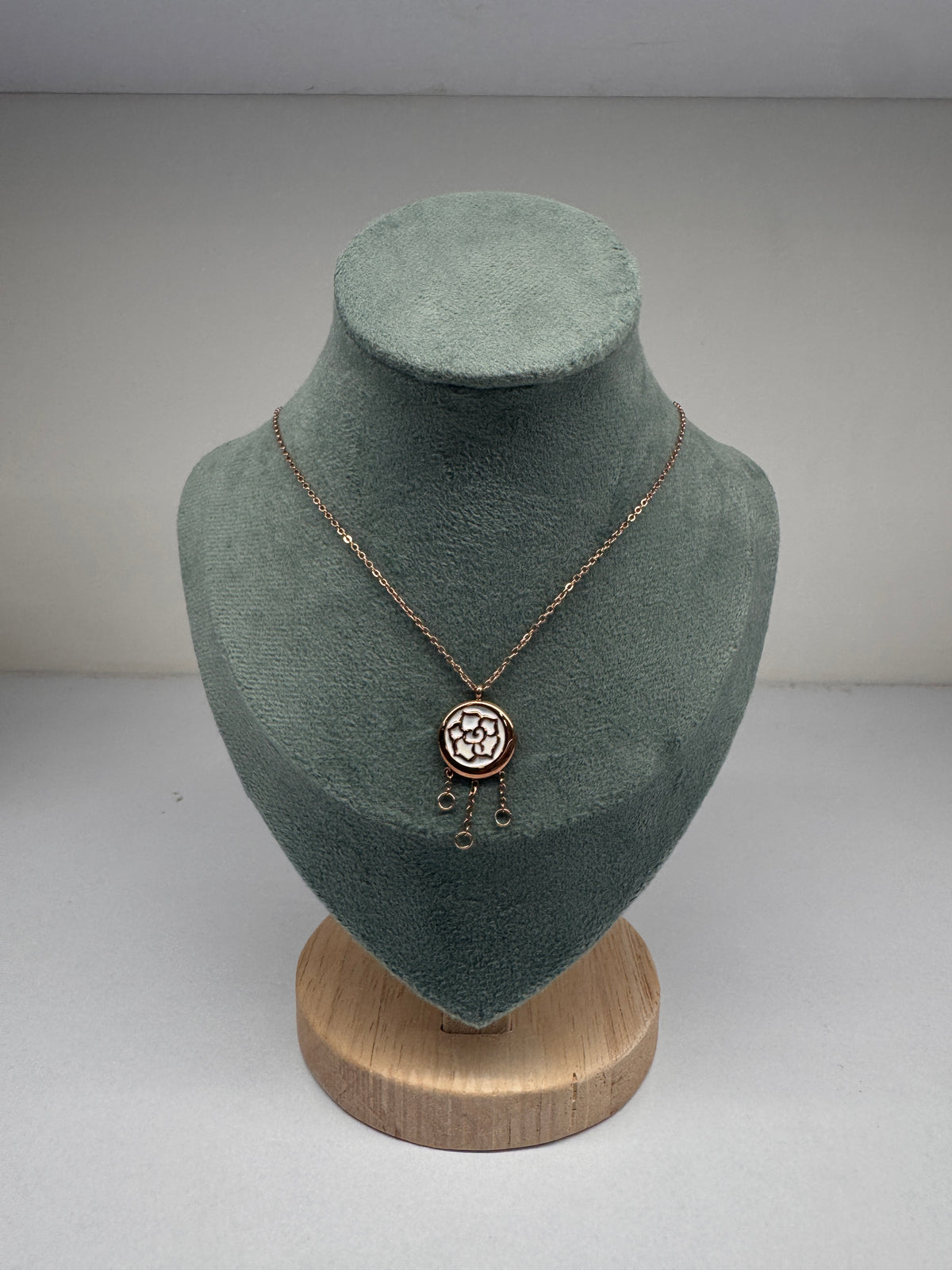 Floral motif pendant necklace