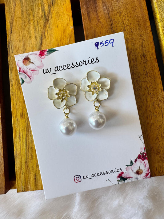 Flower pearl earrings