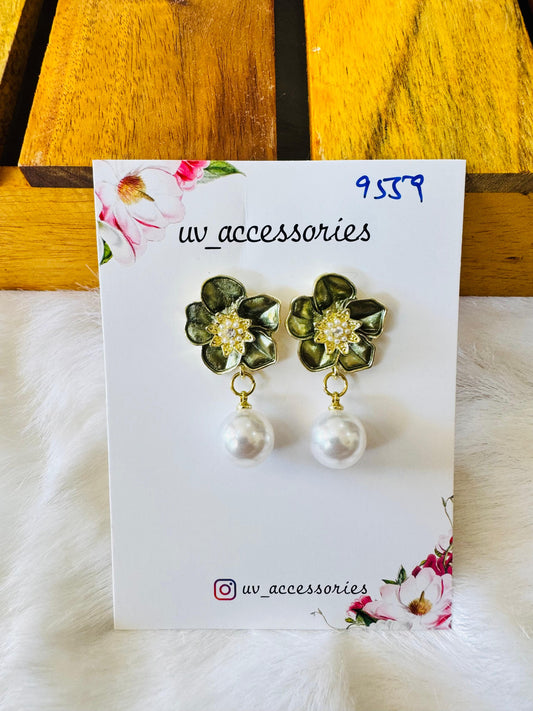 Green flower pearl earrings