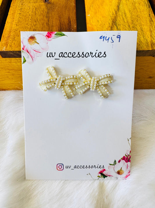 Pearl bow studs