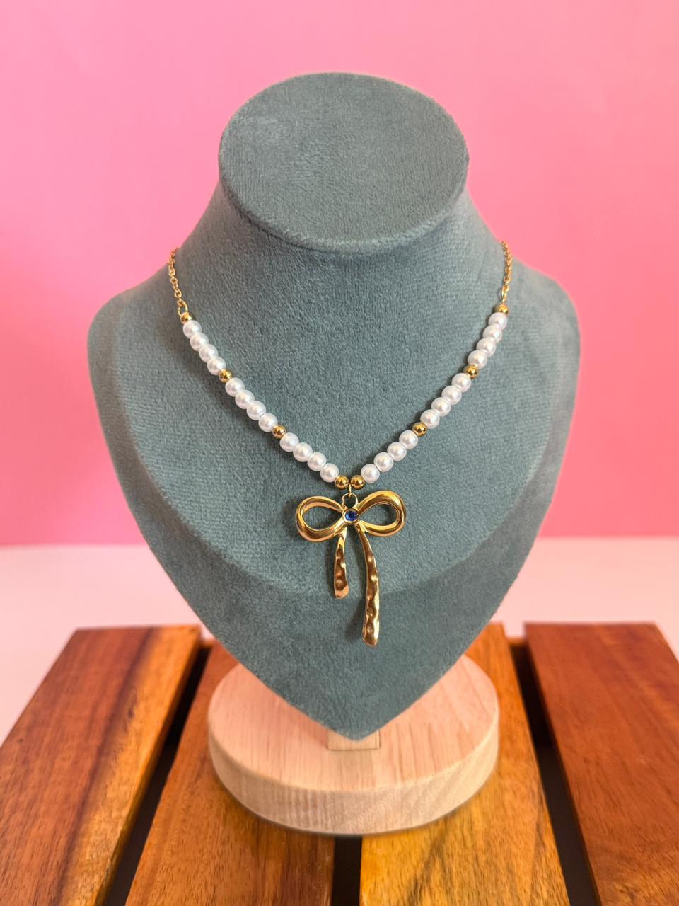 Bow pearl necklace
