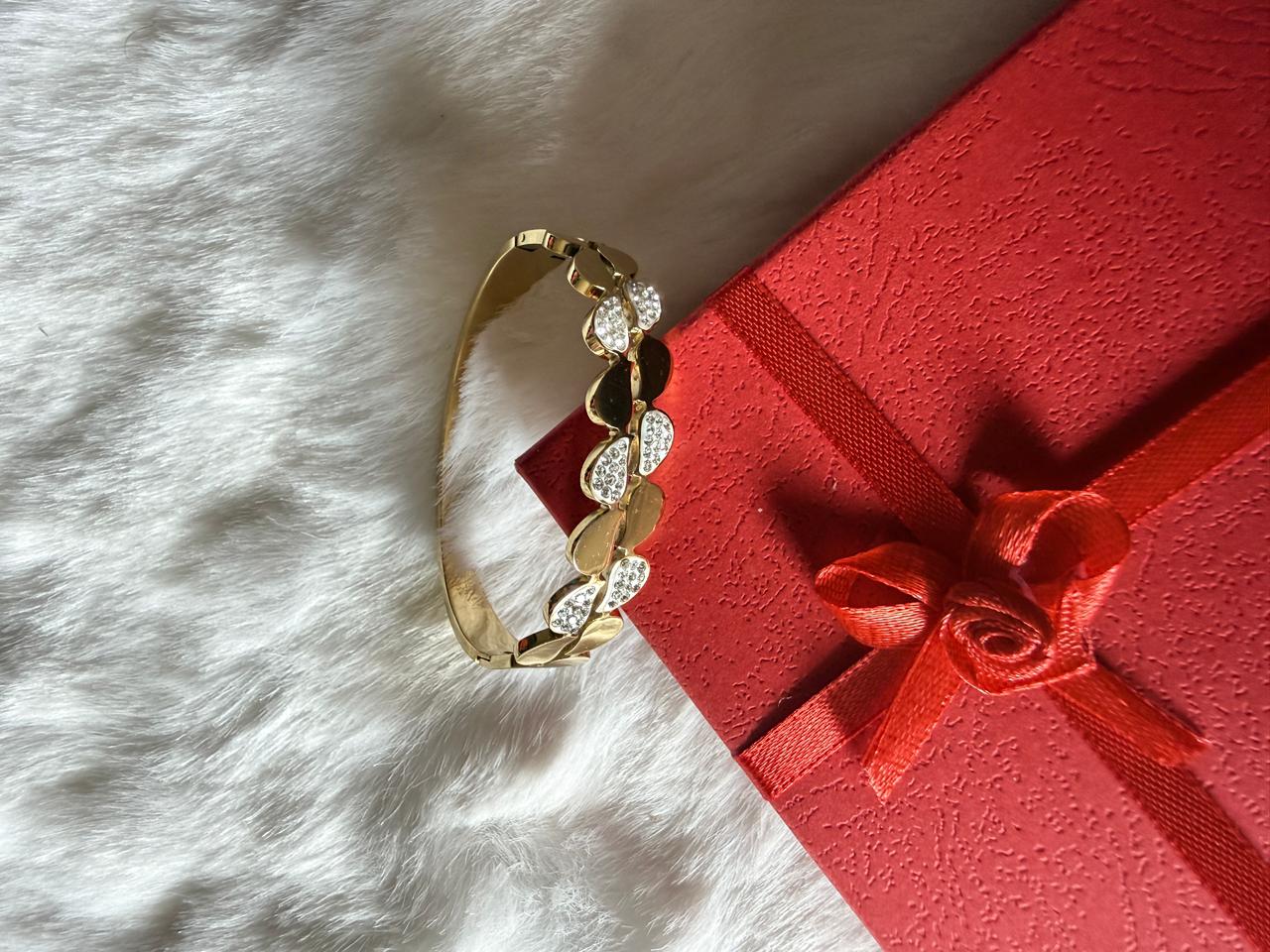 Black and white kada