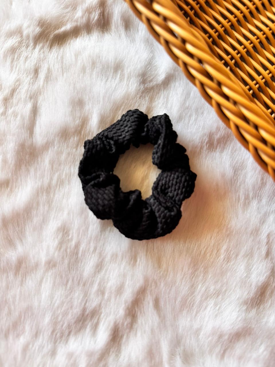 Checks scrunchies black