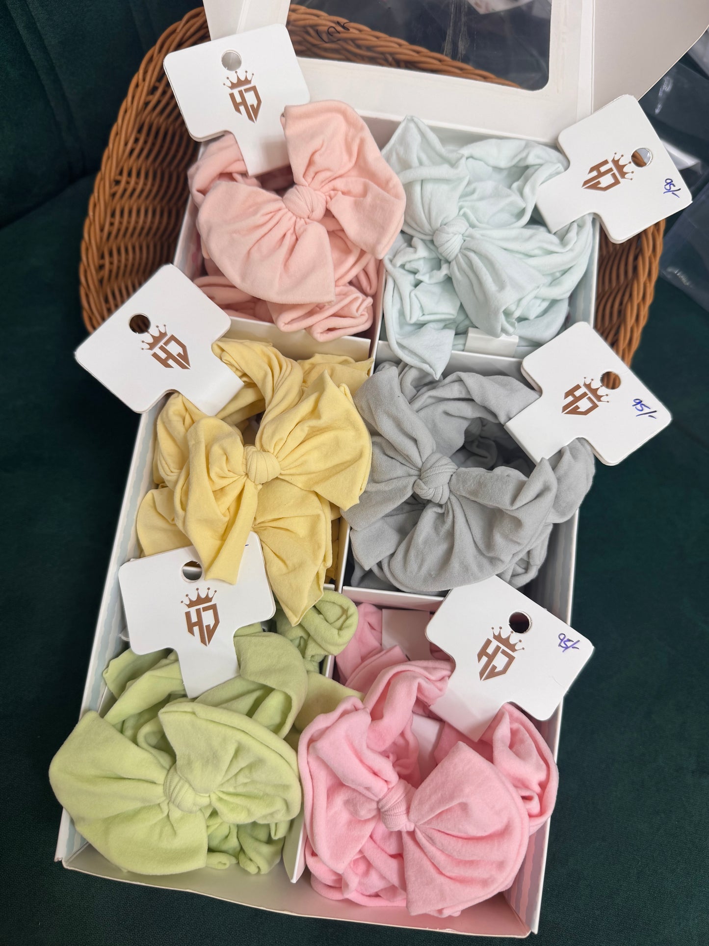 Creamy bow bands
