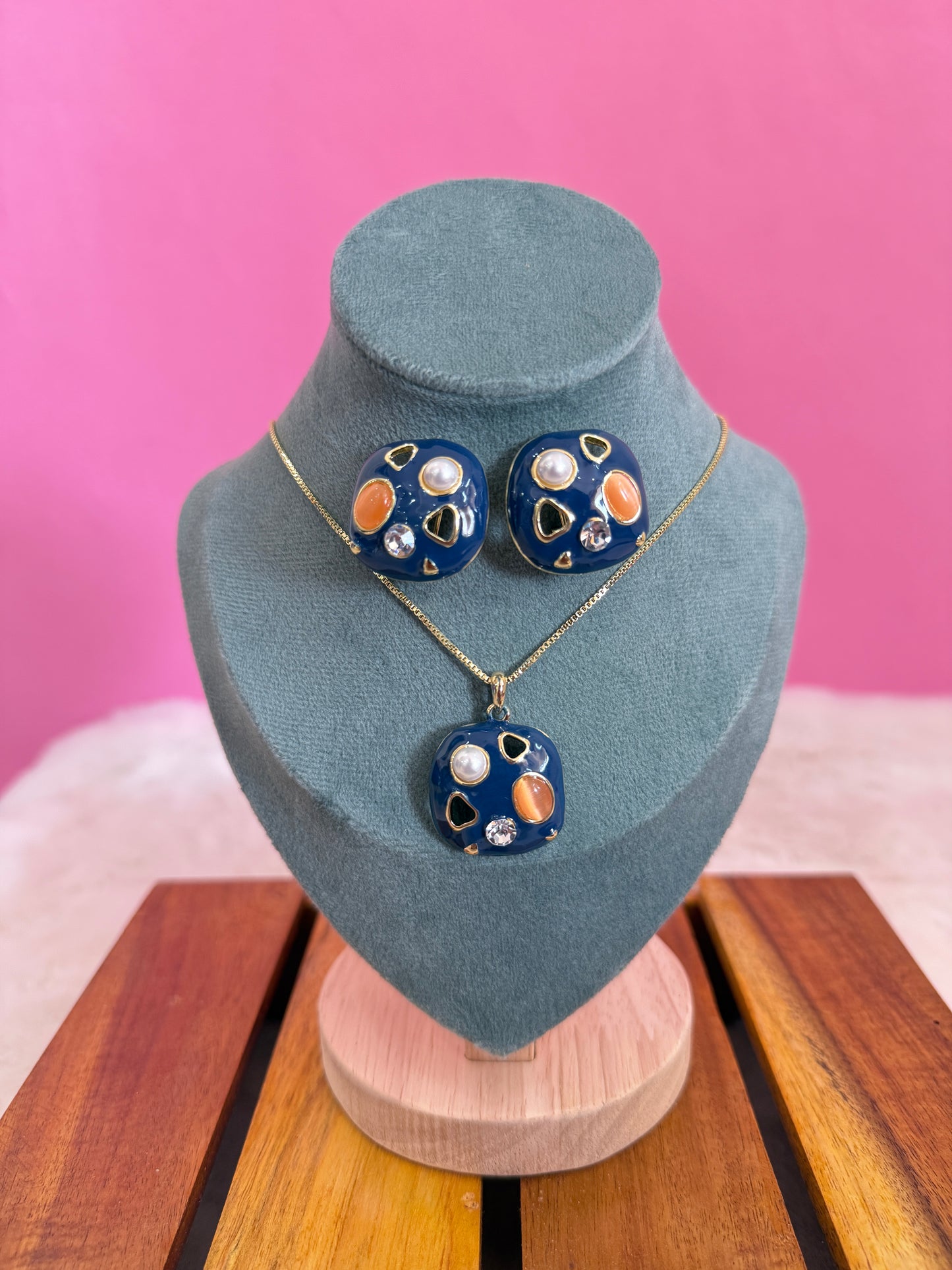 Blue stone chain set