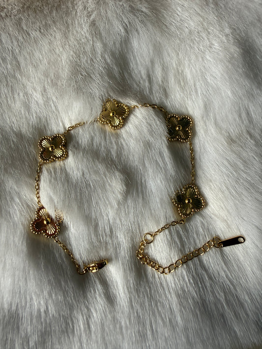 Gold clover bracelet