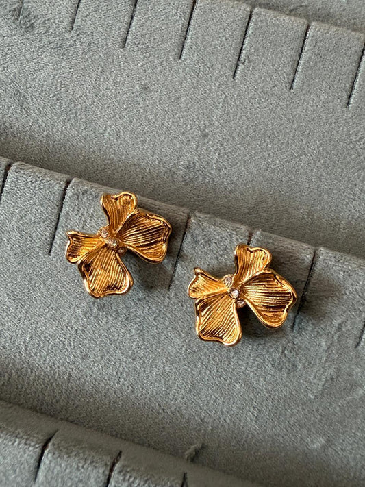 Gold bow studs