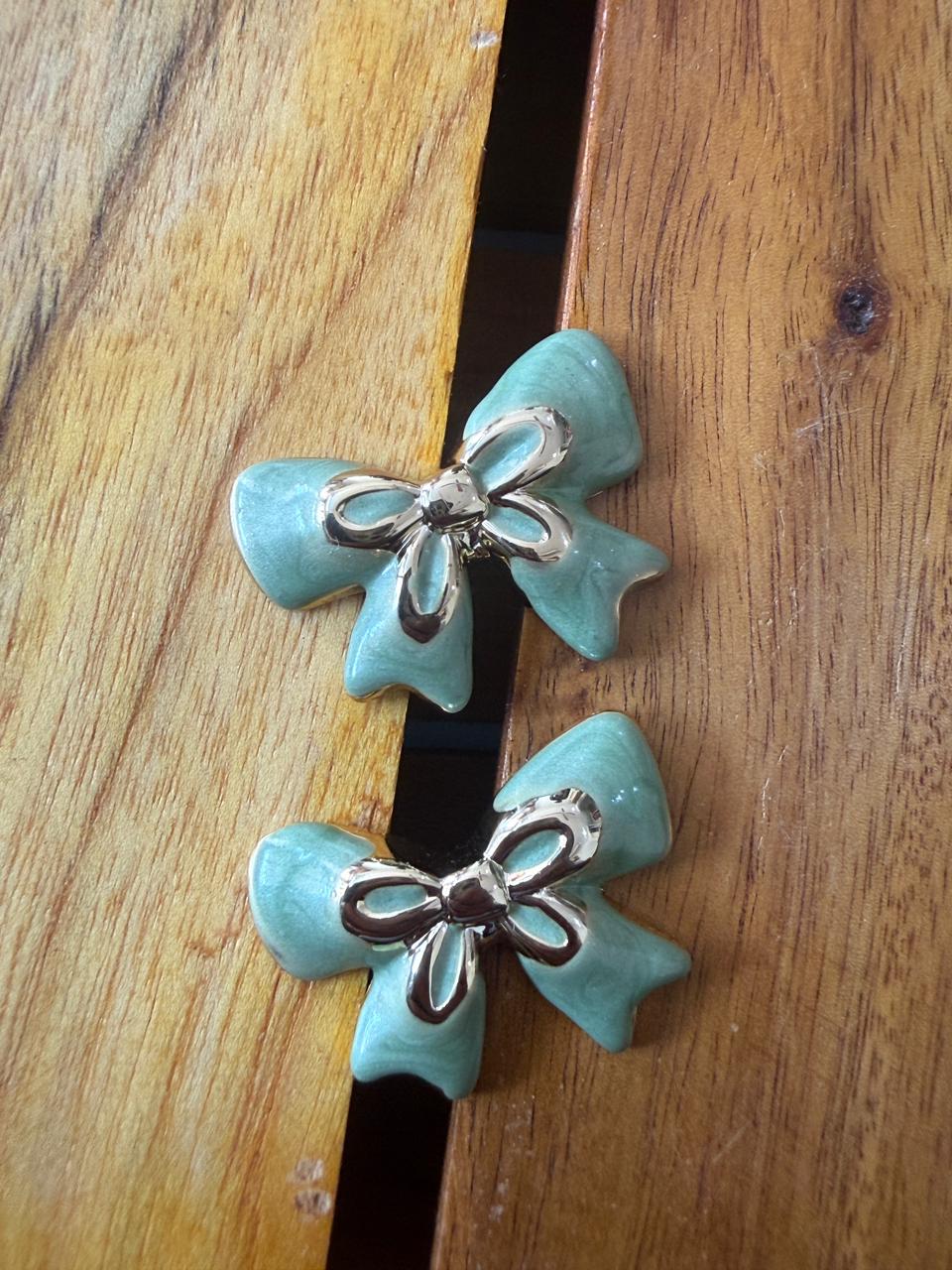 Enamel bow ear studs
