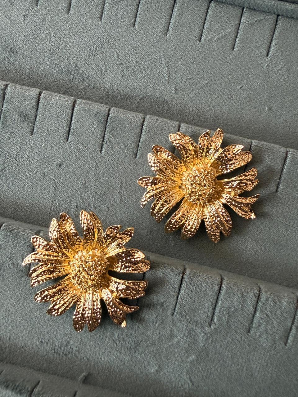 Gold flower earstuds