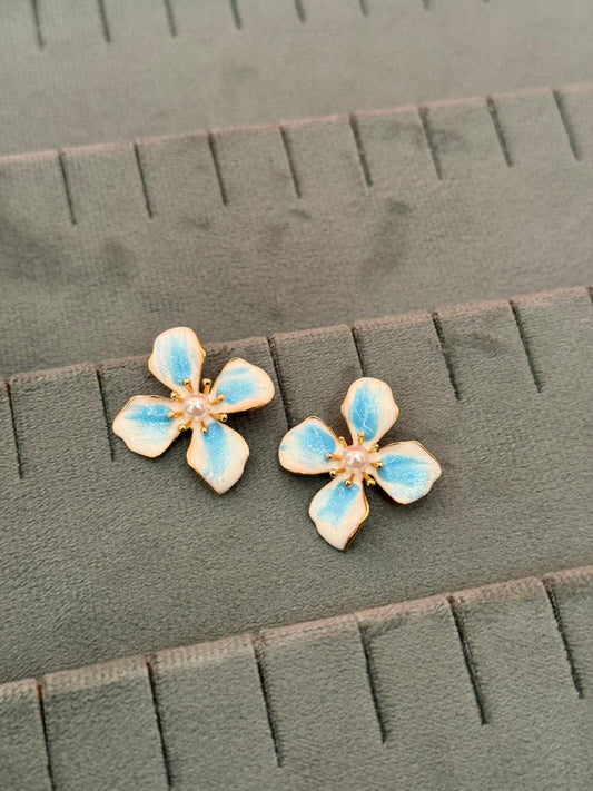 Blusih white flower studs