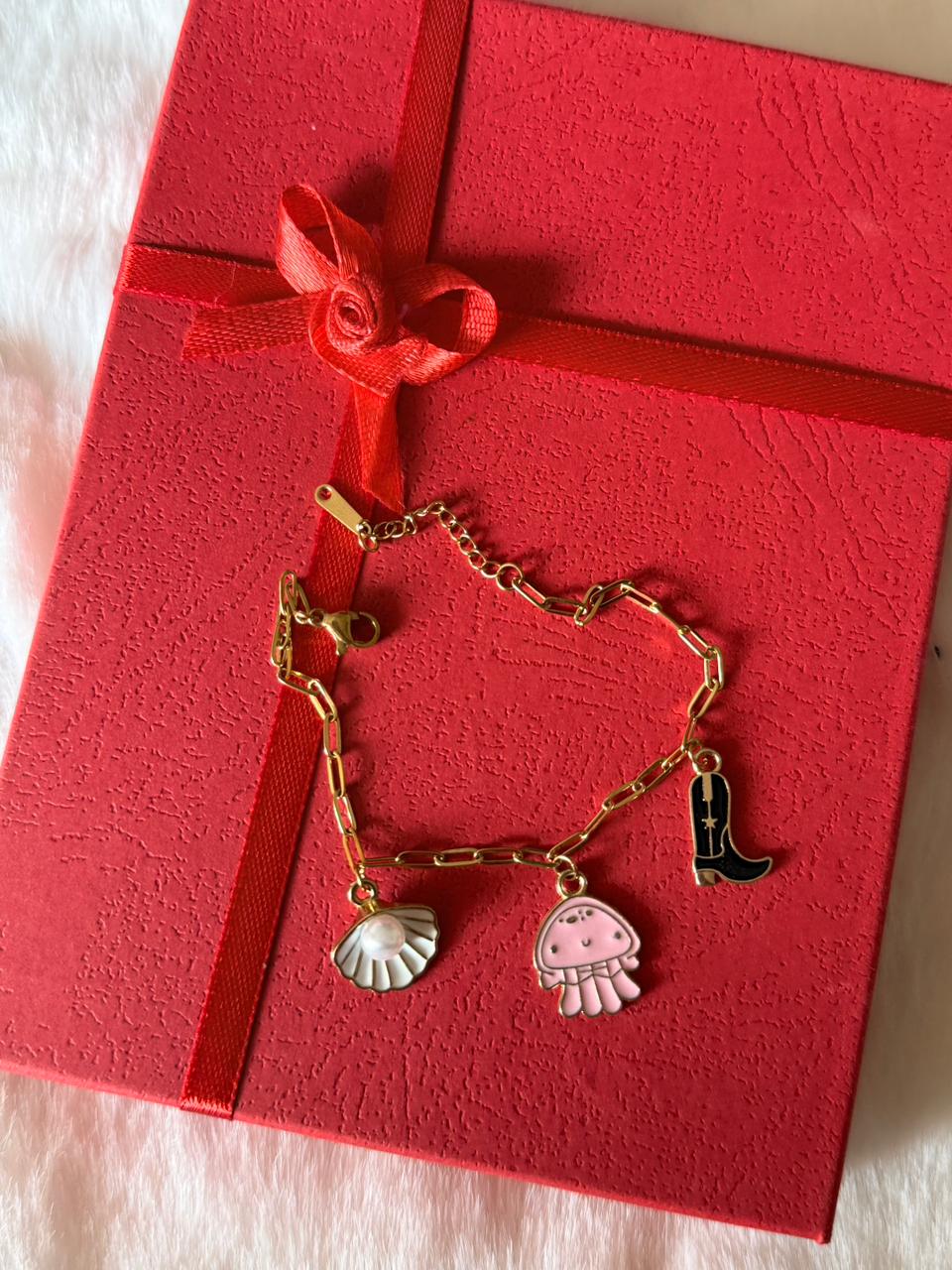 Charms link bracelet